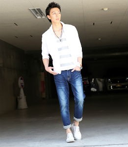 白のシャツ×ユーズドデニム