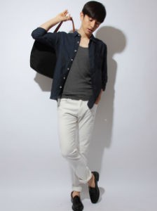 ネイビーのシャツ,グレーのTシャツ