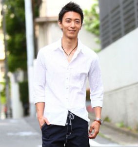 白シャツ×ハーフパンツ メンズ