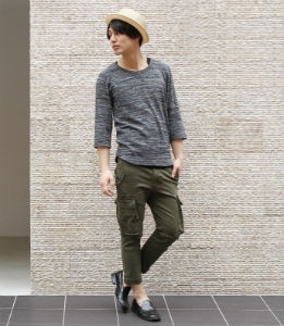 グレーのTシャツ,カーキのカーゴパンツ