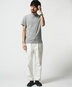 グレーのTシャツ 夏コーデ