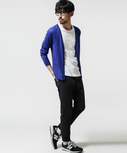 ブルーのカーディガン×黒のアンクルパンツ